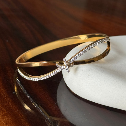 Solitaire Knot Design Bracelet