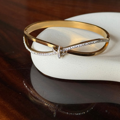 Solitaire Knot Design Bracelet